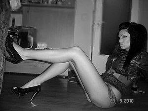 Adult dating profile photo of Janie (19) in Los Angeles, CA