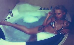 Scarlett from Washington is looking for adult webcam chat